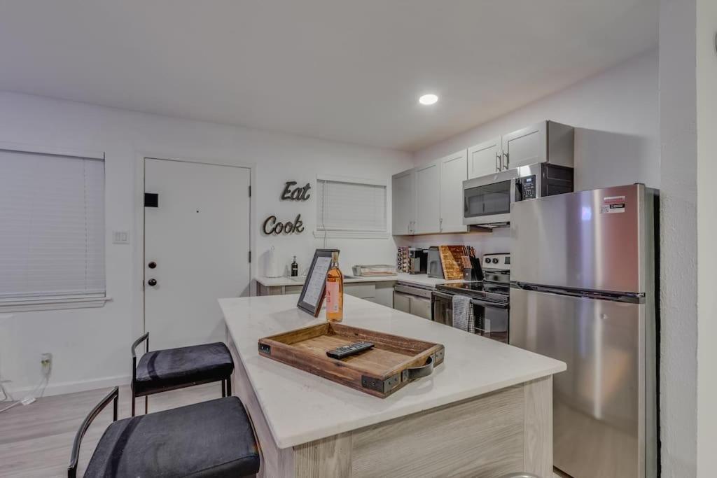 New Montrose Gem! To Museum District & Downtown Apartment Houston