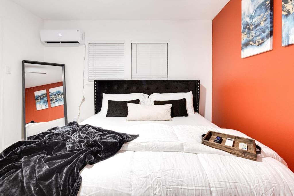 Apartment New Montrose Gem! To Museum District & Downtown