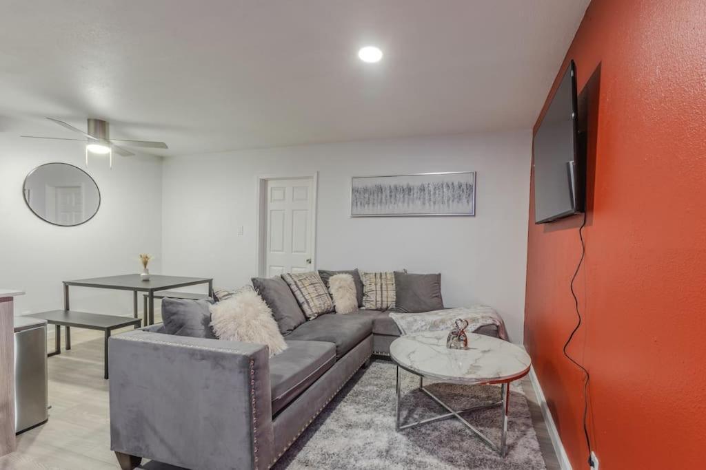 New Montrose Gem! To Museum District & Downtown *